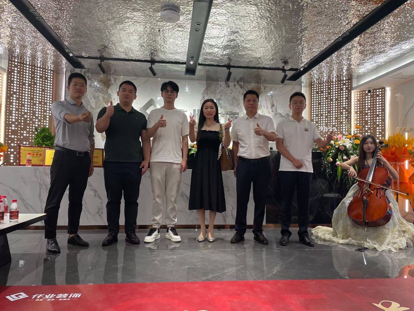 武漢易天時(shí)代負(fù)責(zé)人謝志高（左一）出席本次慶典
